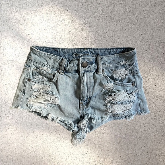 AMERICAN EAGLE OUTFITTERS LIGHT WASH DENIM DISTRESSED ULTRA SHORT SHORTS - Picture 1 of 3